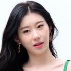 胸元ゆるめキャミで寝そべり…チェリョン、ベッド上の“誘惑ショット”に釘付け「ダメだよ」 画像