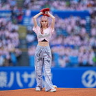 ME:IのSUZUが神宮球場で初始球式、ピンクのユニフォーム姿で堂々投球！ 画像