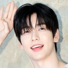 TXT・スビン、ウサギポーズが可愛すぎる！爽やかで夏らしい水色シャツ姿でイベントに登場 画像