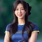 「半分以上出ているよ」驚きの“ひもドレス”でディナーを堪能、韓国美女チアのゴージャスな近況に反響 画像