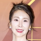 大きなお腹とスリムな手脚のコントラスト　“芸能界最高齢”妊婦の韓国女優、出産2カ月前の姿を公開 画像