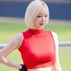「破壊力抜群の肉体！」デカさ際立つ白ワンピ、韓国人気チアの見事な恵体に釘付け 画像