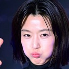“顔は20代、手はリアル”と話題のチョン・ジヒョン、今度は小麦色の肌で視線独占 画像