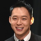 薄い髪をウェーブで隠す？韓国で活動できない元東方神起・ユチョン、“ビジュ激変”も日本で生き生き 画像