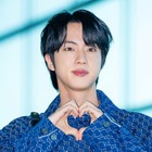 BTS・JIN、思わず二度見する“超小顔”ショット公開「信じられないくらいハンサム」 画像