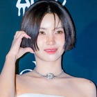 「何してるの!?」前かがみで“スキマ”ちらり…ソヨン、大胆な黒キャミ姿で視線独占 画像