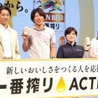 堤真一と小芝風花、塩むすびとウニの美味さに感激！ステージでビールで乾杯も 画像
