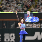藤原紀香が“明治版キャッツアイ”の衣裳でPayPayドームに降臨！ノーバン投球に大歓声 画像