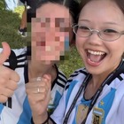メッシのユニフォームを踏みつけ侮辱、サッカーファンを敵に回した韓国女性ユーチューバーが謝罪 画像
