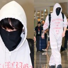 BTS・JUNG KOOK、顔を隠しても“スターオーラ”全開！W杯決勝ハーフタイムショー出演を終え帰国 画像