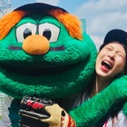 “NHK韓流ドラマの女王”、レッドソックスの80年ぶり本拠地15連勝に華添える　初のメジャー始球式 画像