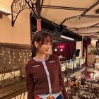のん、ドラマのオフショットを公開！花柄＆ドットのスカーフを取り入れたコーデが「着こなしていておしゃれ」と好評 画像