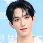 SEVENTEEN・ドギョム、“恋リア番組”の制作発表会に出席！ホワイトコーデで爽やかさ全開 画像
