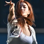 キケンなデカさ…大胆な衣装で“びしょ濡れ”フェスを再現、クォン・ウンビの始球式&スペシャルライブ 画像