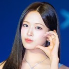 ずり落ちそう…IVE・ユジン、“胸元すれすれ”トップスで街中に！ヘルシーショットに「キャー」「女神」の声 画像