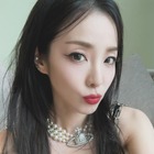 「思い切って全部脱ぐ」発言も話題に、体重37kg公言の韓国美女歌手がスイムウェアでプールサイドに 画像