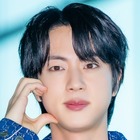 「パリが輝くのは彼の美貌のおかげ」BTS・JIN、“彫刻級”の容貌を存分に見せた単独撮影 画像