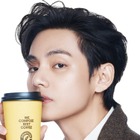 BTS・Vが広告モデル務める韓国コーヒーチェーン、マニラに1号店オープンで東南アジア進出本格化 画像