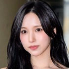 TWICE・ミナ、スリットから“生脚”チラリ…気品あふれるドレス姿で魅了「美しすぎる」「女神」 画像