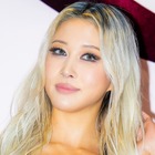 「目のやり場に困る…」“胸元ざっくり”衣装で圧巻ボリューム、大胆前かがみショット公開のダヨン 画像