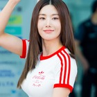 豊満ボディを惜しげもなく…ウンビ、“胸元ぱっくり”衣装で視線独占「わぉ」「まさにホットガール」 画像