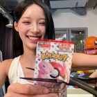 未開封のポケモンカードをハサミで真っ二つに切った韓国アイドル　“反日”より気になる価値観のズレ 画像