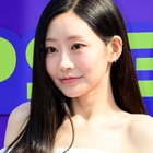 上も下も“ギリギリ”…黒ミニワンピ姿のジュリー、危険なしゃがみポーズに「目のやり場に困る」 画像