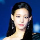 ずり落ちそう…財閥令嬢K-POPアイドル、“紐なし”ワンピで大胆肌見せ！艶やかな色気で魅了 画像