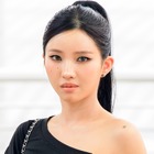 「服どこいった？」インナーなしの“素肌ジャケット”姿…ソヨンの大胆衣装にファン衝撃 画像