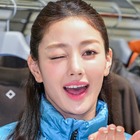TWICE・ジヒョ、ギャルピースに投げキッスまで愛嬌満点！鮮やかブルーコーデでイベントに出席 画像