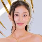 ほぼ紐だけ…TWICE・ジヒョ、“大胆バックレス”衣装で美スタイル披露「危険」「破壊力えぐい」 画像