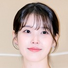 イケメン俳優との破局から2カ月…IU、外国人男性との“甘い2ショット”公開！ベッドで見つめ合う姿も 画像
