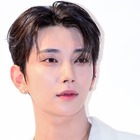 「普通に東京の街中歩いてる！」SEVENTEEN・ジョシュア、日本満喫オフショット公開　ジョンハンの姿も 画像