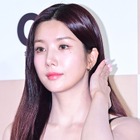 見えそうで見えない…豊満ボディのぞくキャミ姿　クォン・ウンビに釘付け「クレイジー」 画像