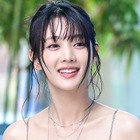 “胸元ぱっくり”ドレス姿のミンニ、ふくらみのぞく大胆衣装に「こんなに見せていいの？」 画像