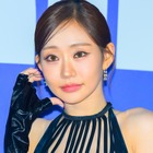 “ギリギリ”なミニ丈で脚組みポーズ…ジュリー、色気あふれる姿に視線集中「わぁ」「すごい」 画像