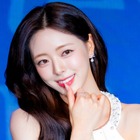 下履いてる…?!超ミニ丈コーデのユナ、素肌が透ける黒タイツ“美脚”に釘付け「見えちゃいそう」 画像