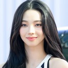 真っ赤な“水着姿”で南国満喫…aespa・カリナ、開放的なビーチSHOTに釘付け「息ができない」 画像