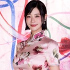 深スリットが大胆に…「世界で最も美しい顔」2位のクララ、“ぴちぴち”チャイナドレス姿で見事な曲線美 画像