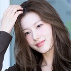 ミニ丈でギリギリ？TWICE・サナ、大胆な“お座りポーズ”に視線集中「うわぁ！」「これは反則」 画像
