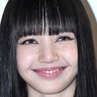 「下履いてる？」大胆すぎる肌見せ！BLACKPINK・リサ、圧巻スタイル際立つ刺激的な衣装で魅了 画像