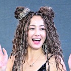「奇抜すぎる！」沢尻エリカ、釜山国際映画祭にド派手ヘア＆きらめく衣装で登場 画像