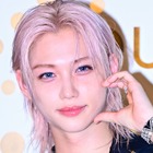 Stray Kids・フィリックス、胸元まで伸びたブロンドヘアが印象的… パリで見せた“スーツ姿”にうっとり 画像