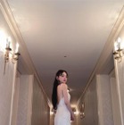 堀未央奈、美背中露出の純白ドレス姿がエレガント！ 画像