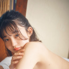 “1000年に1度の童顔巨乳”花咲ひより、ブラをセクシーに外した刺激的カット！ 画像