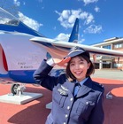 寺本莉緒、ブルーインパルスの前でとびきり笑顔！ 可愛すぎる“自衛官さん”に… 画像