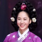年齢不詳の美しさ…ベッドに寝そべる『オクニョ』悪役女優に「色気が止まらない」 夫は年商145億円 画像