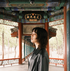 のん、中国旅の思い出ショット公開！ 黒ジャケット×デニム姿にファン「カッケー」「松田優作を思わせる…」 画像