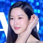 “限界ギリギリ”の衣装で再登場…ムン・ガヨン、露出多めの白ドレス姿に会場釘付け【独自写真】 画像
