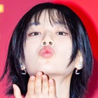 「デビュー前に整形せず後悔」発言が話題に、韓国女性歌手が名物フォトスポットで“くびれ”アピール 画像